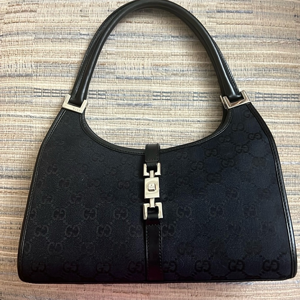 Vintage gucci handbag no stains no rips in very good condition